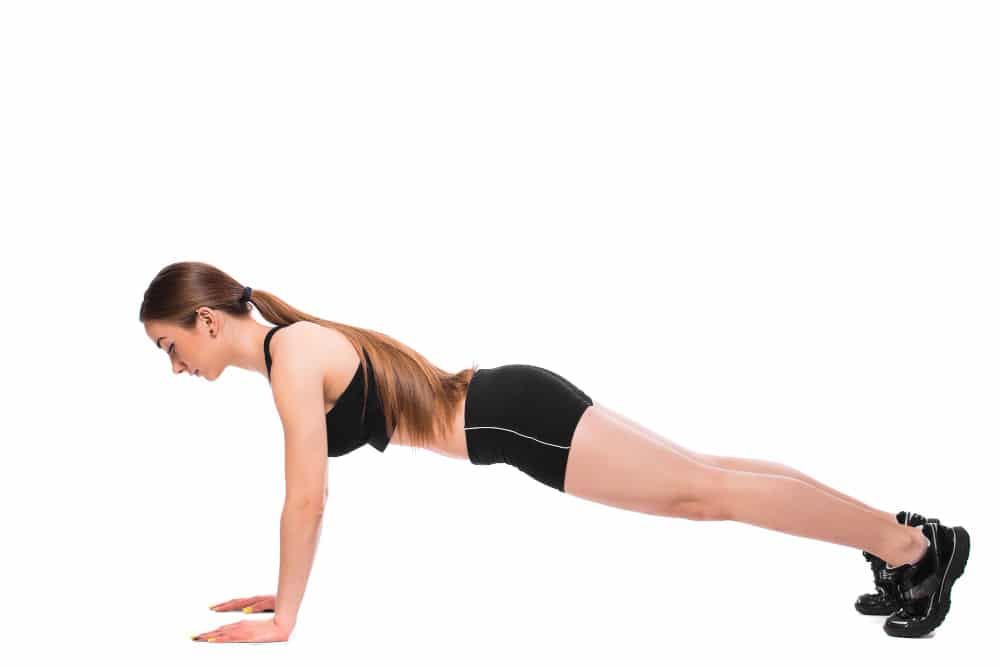 mujer fitness postura plancha basica entrenamiento abdominales sobre fondo blanco